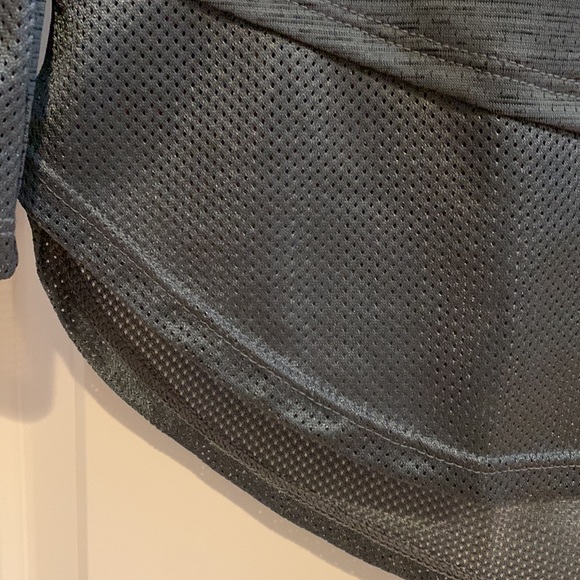 Under Armour Top - Picture 2 of 3